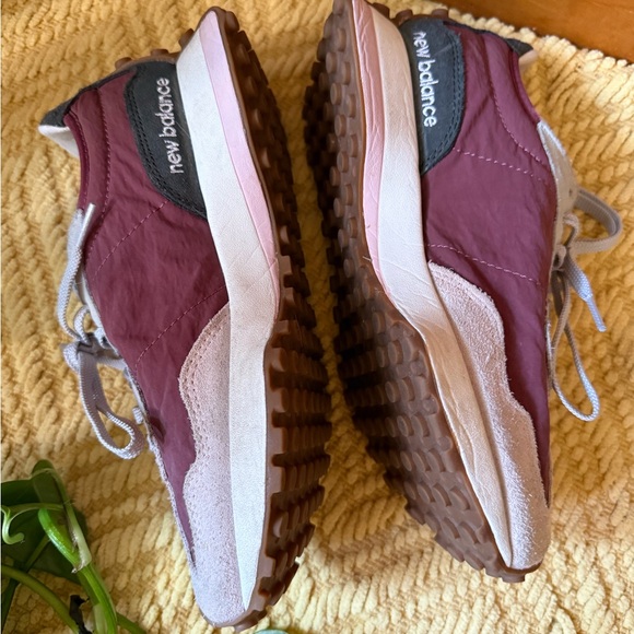 New Balance 327s! In great used condition- size 6 - Picture 5 of 5